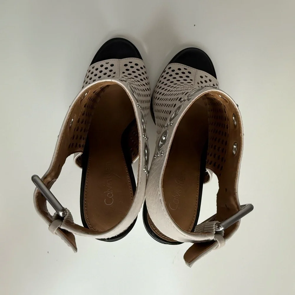 Calvin Klein Kalua Womens Ivory Peep Toe Block Heel Sandals Size 7.5 Streetwear
